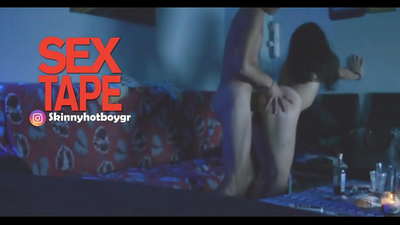 Gira menina de escola com o seu namorado